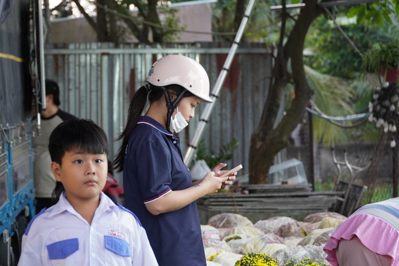 Ấm lòng ngày giáp Tết: Người dân TP.HCM chung tay giải cứu từng chậu cúc mâm xôi, giúp bà con nông dân miền Tây vơi bớt nỗi lo mất mùa- Ảnh 15.