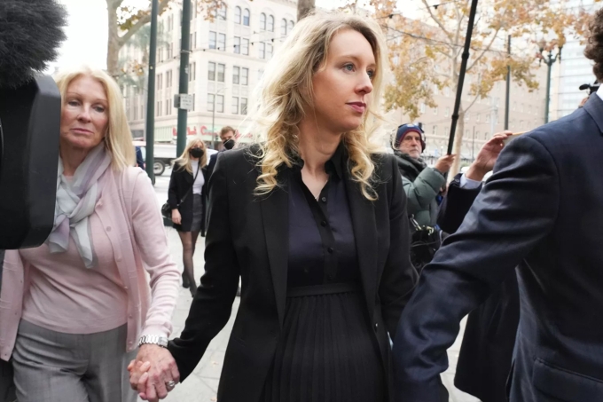 Elizabeth Holmes đến tòa án liên bang ở San Jose, California để tham dự phiên tòa tuyên án vào ngày 18/11/2022. Ảnh: Nytimes