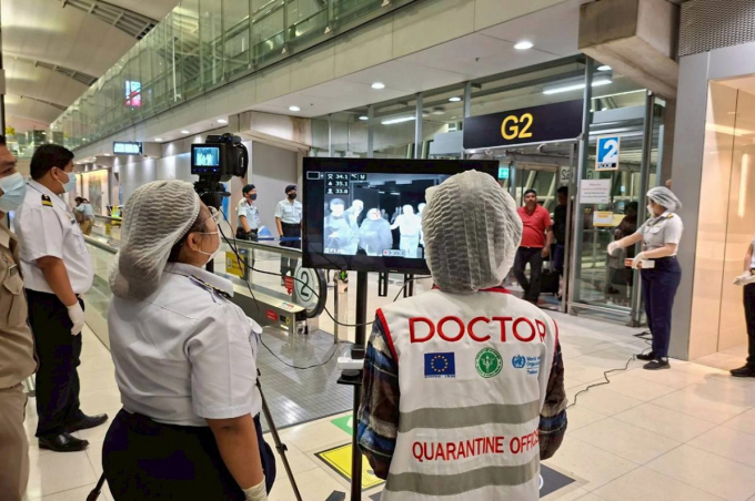 Sân bay  Suvarnabhumi, Thái Lan, giám sát thân nhiệt hành khách đến từ Tây Bengal, Ấn Độ, hôm 25/1. Ảnh: AP