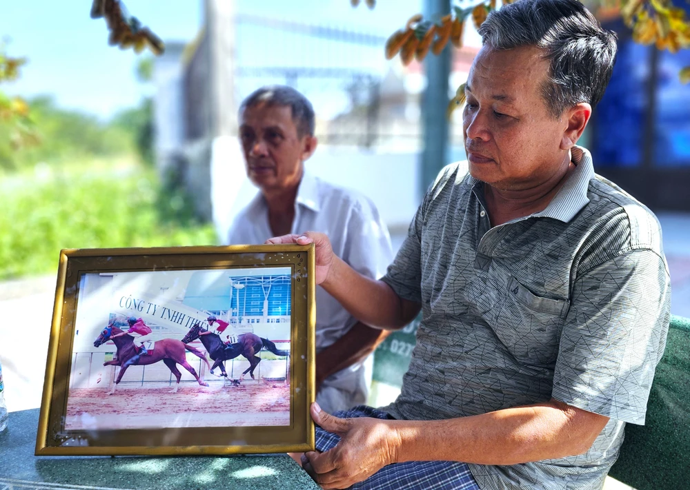 Ông Trần Thành Đôn với bức ảnh chú ngựa đua Angel xuất sắc thời điểm đó. Ngựa Đức Hòa 8.jpg