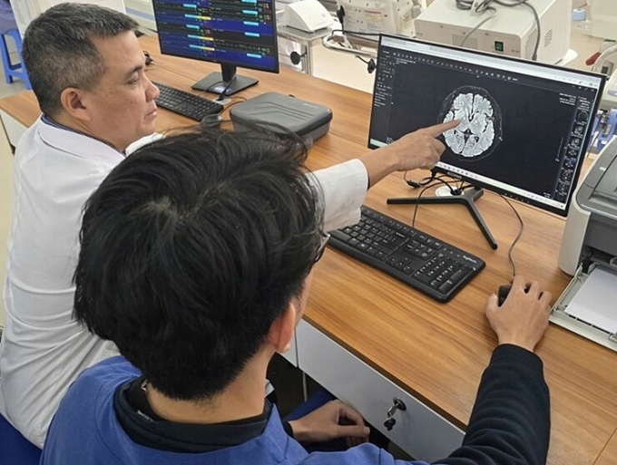 Bác sĩ kiểm tra hình ảnh tổn thương não của bệnh nhân. Ảnh: Nguyên Hà