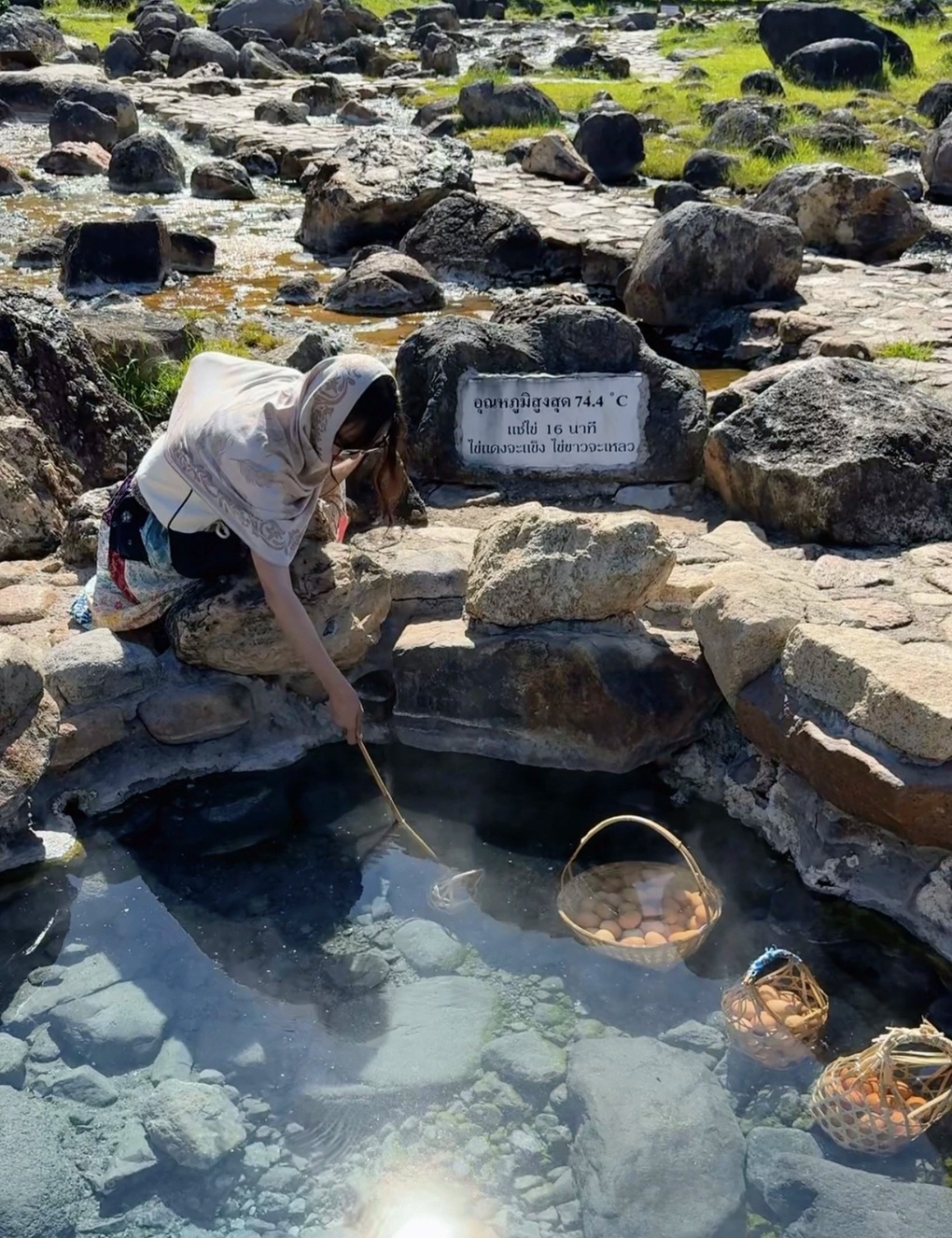 Dòng suối đặc biệt có thể luộc chín trứng khiến khách Việt thích thú - 3