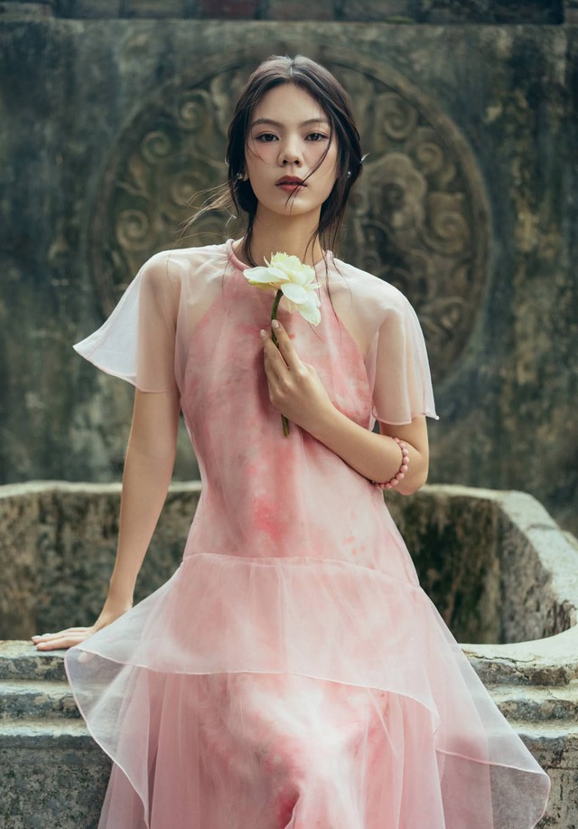 Phối vòng tay, vòng cổ để hoàn thiện phong cách ngày xuân - Ảnh 2.