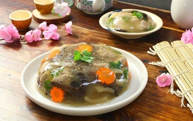 Trong món thịt nấu đông có sử dụng phần thịt chân giò và có nhiều lớp mỡ trắng, chính vì vậy món ăn này dễ làm tăng cholesterol máu.