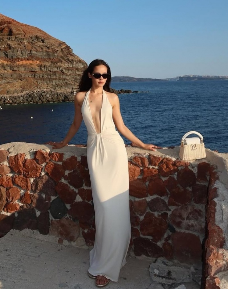 Chiều cao 1,7 m cùng vòng eo nhỏ dưới 60 cm giúp cô có thể mặc được nhiều kiểu dáng, phong cách.