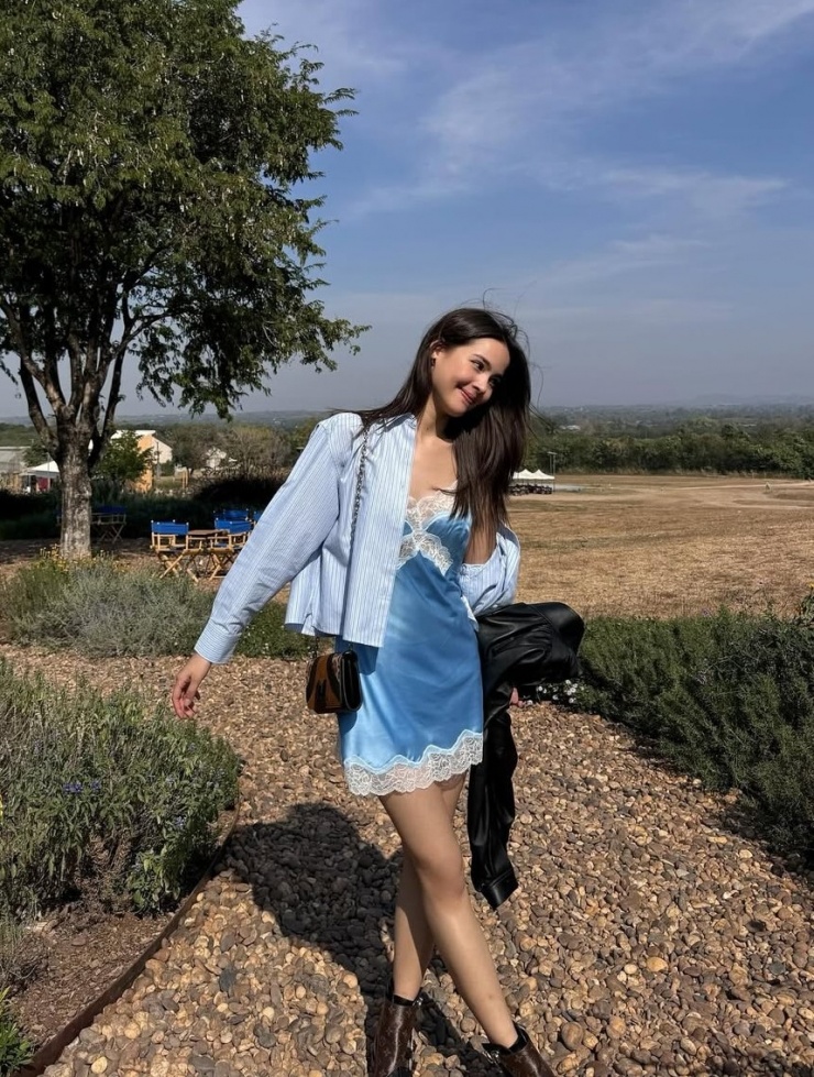 Diễn viên theo đuổi mốt váy ngủ với thiết kế màu xanh dương phối sơ mi cùng tông, bốt Louis Vuitton. Theo Vogue Thái Lan, Nicolas Ghesquière - giám đốc sáng tạo của Louis Vuitton - đánh giá cao phong cách của Urassaya. Mỗi lần tổ chức show, đội ngũ của hãng thường gửi cho cô những mẫu thiết kế độc lạ, kén dáng. Khi mặc chúng, Urassaya luôn được khán giả khen ngợi.