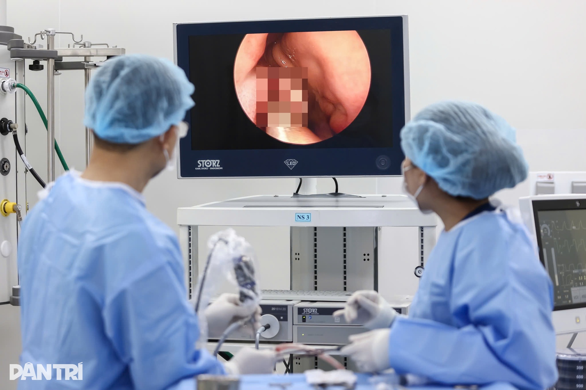 Cận cảnh ca mổ thần tốc” giải cứu bệnh nhân bít tắc đường thở nhiều năm - 3