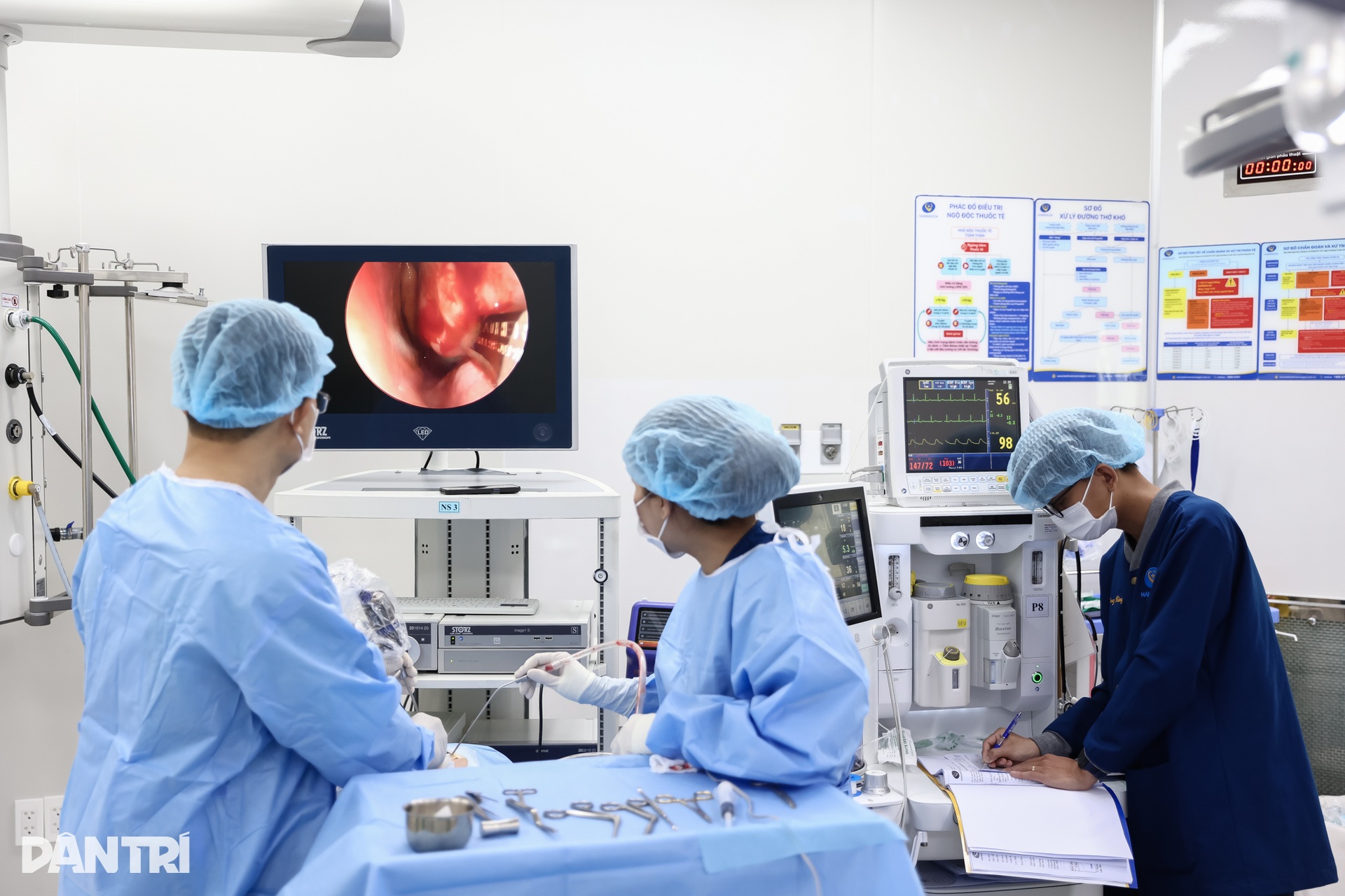 Cận cảnh ca mổ thần tốc” giải cứu bệnh nhân bít tắc đường thở nhiều năm - 9