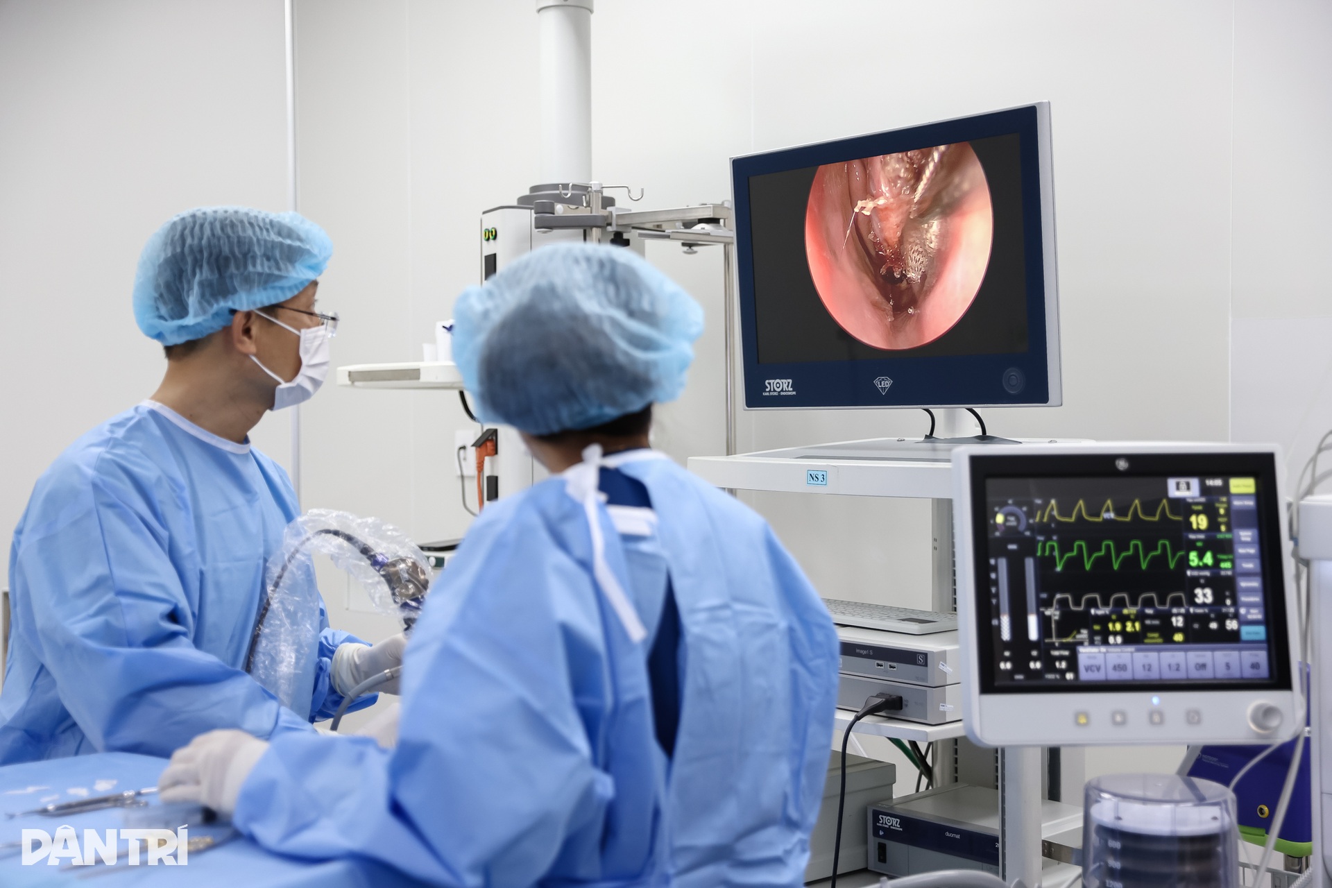 Cận cảnh ca mổ thần tốc” giải cứu bệnh nhân bít tắc đường thở nhiều năm - 10