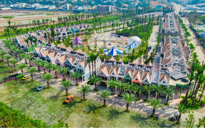 [Khu thương mại - dịch vụ Eco Bazaar đang được khai thác từng phần. Ảnh: Ecopark