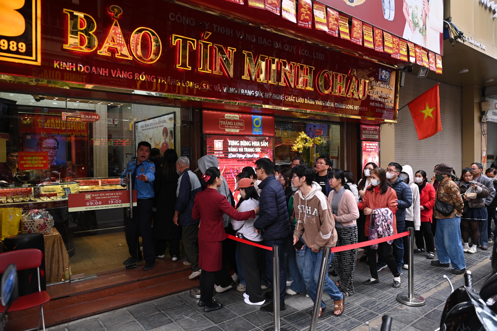 Cảnh tượng khó tin trên phố Trần Nhân Tông: Vì sao người dân Hà Nội kiên nhẫn xếp hàng dài suốt nhiều giờ đồng hồ?- Ảnh 4.