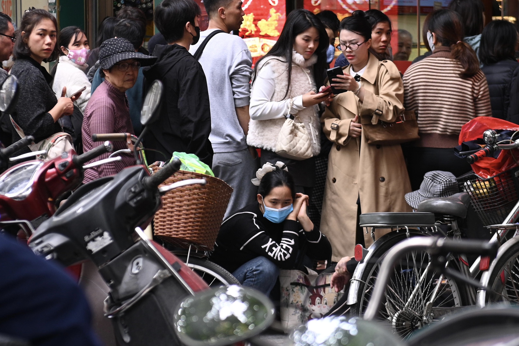 Cảnh tượng khó tin trên phố Trần Nhân Tông: Vì sao người dân Hà Nội kiên nhẫn xếp hàng dài suốt nhiều giờ đồng hồ?- Ảnh 6.