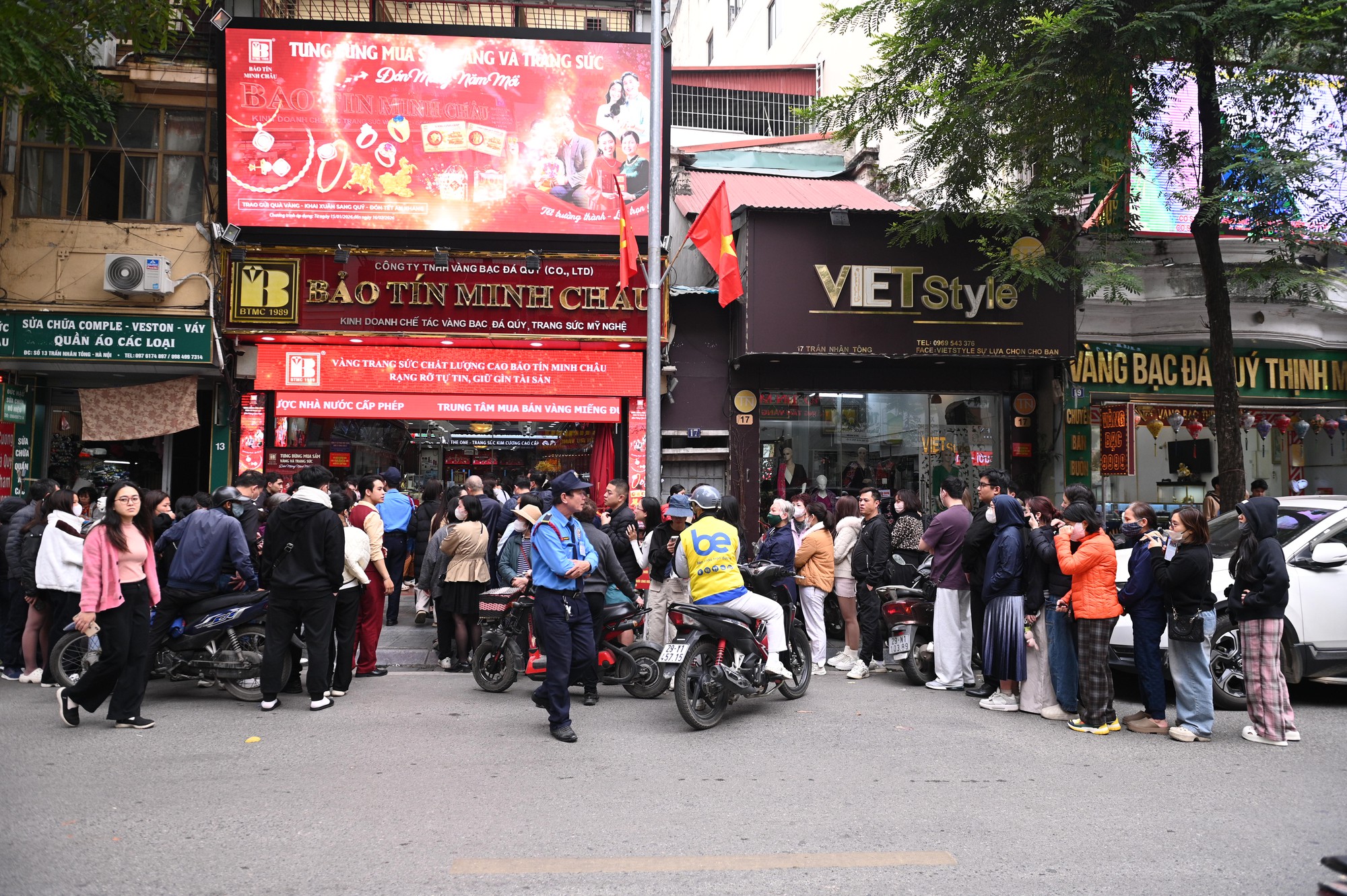 Cảnh tượng khó tin trên phố Trần Nhân Tông: Vì sao người dân Hà Nội kiên nhẫn xếp hàng dài suốt nhiều giờ đồng hồ?- Ảnh 9.