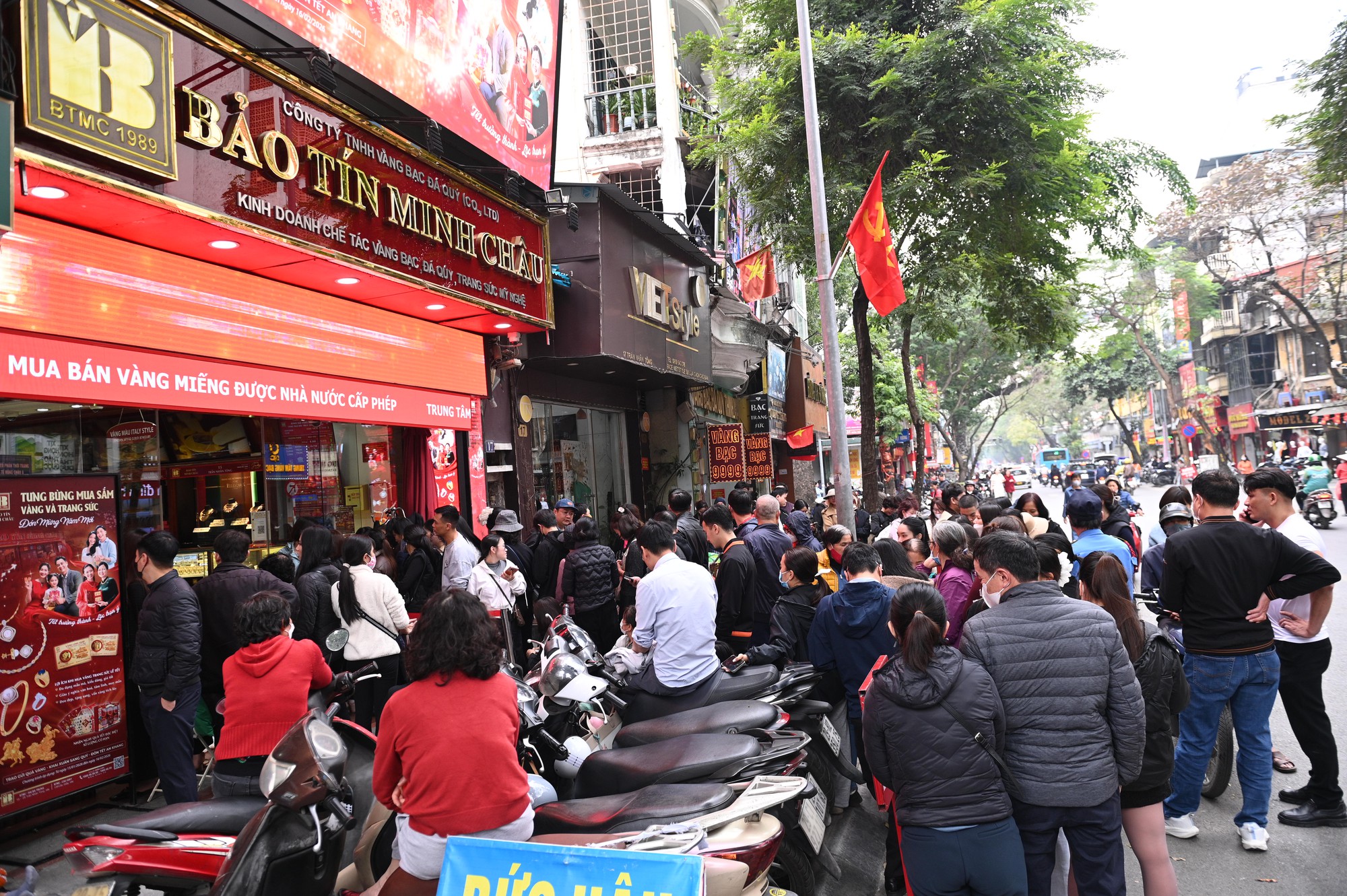 Cảnh tượng khó tin trên phố Trần Nhân Tông: Vì sao người dân Hà Nội kiên nhẫn xếp hàng dài suốt nhiều giờ đồng hồ?- Ảnh 10.