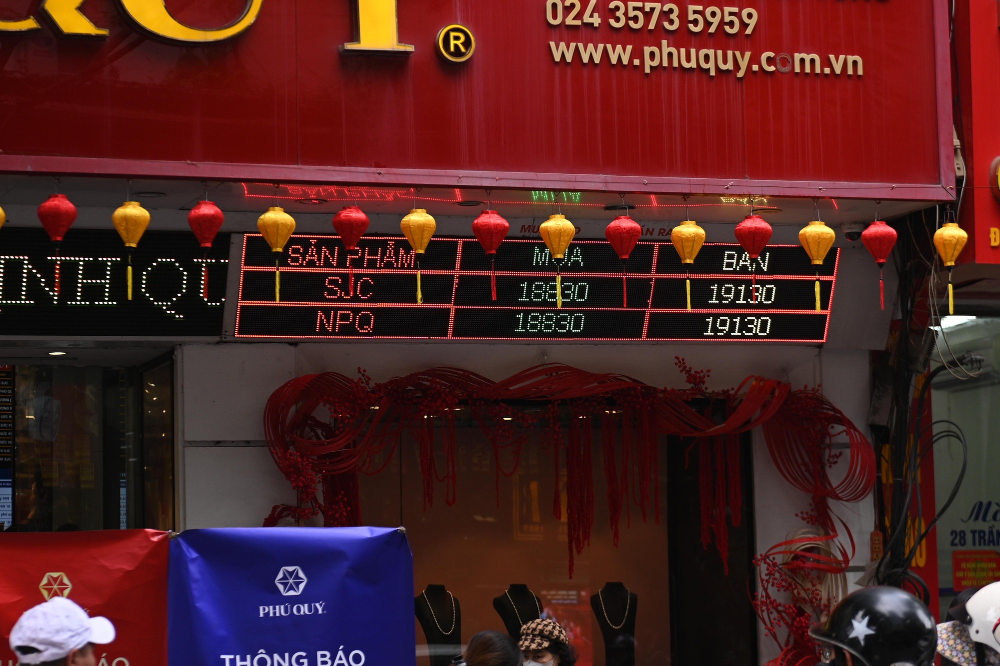 Cảnh tượng khó tin trên phố Trần Nhân Tông: Vì sao người dân Hà Nội kiên nhẫn xếp hàng dài suốt nhiều giờ đồng hồ?- Ảnh 11.