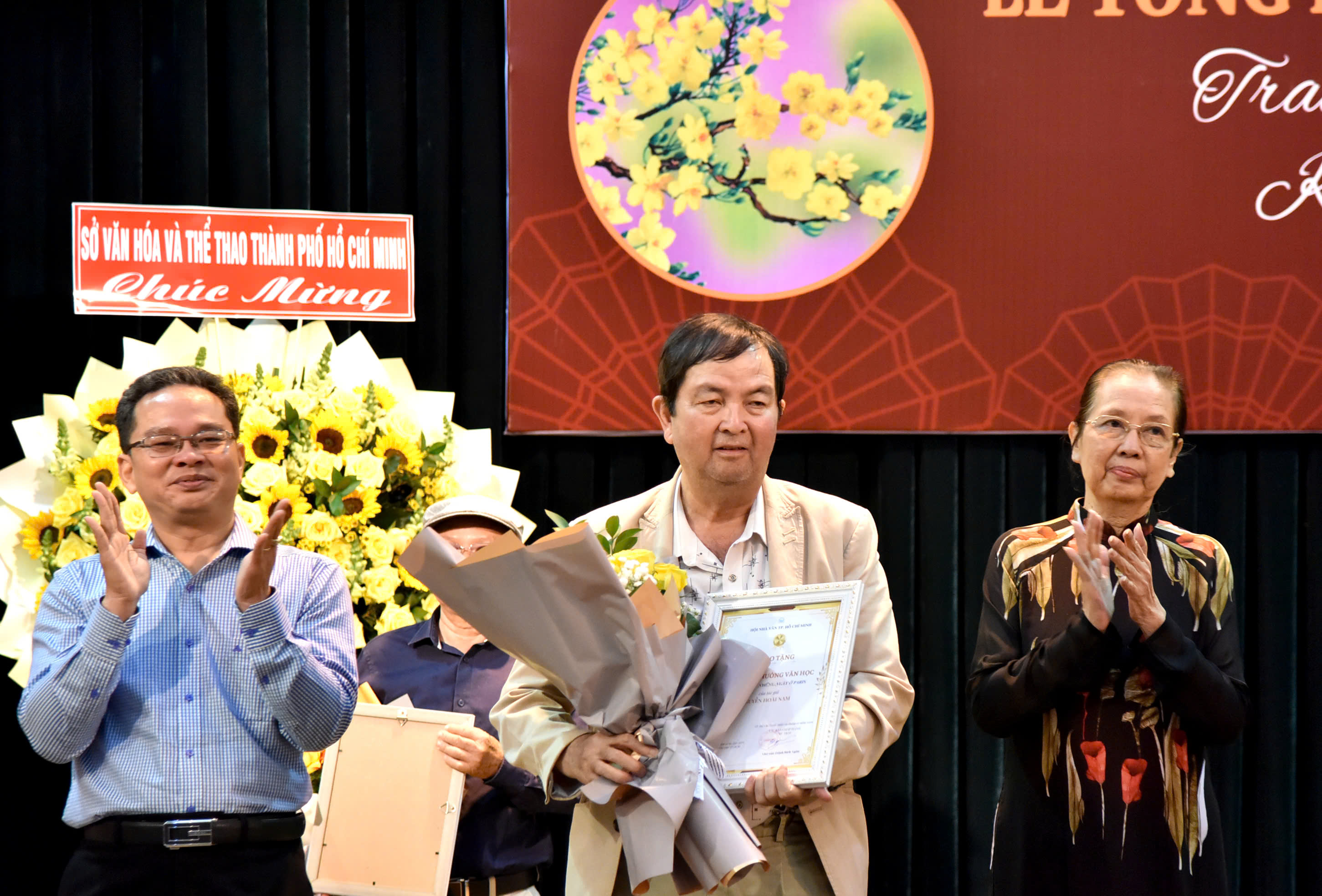 Nhà văn Bình Dương, Bà Rịa – Vũng Tàu, TP.HCM 'về chung một nhà' nhận giải thưởng- Ảnh 5.