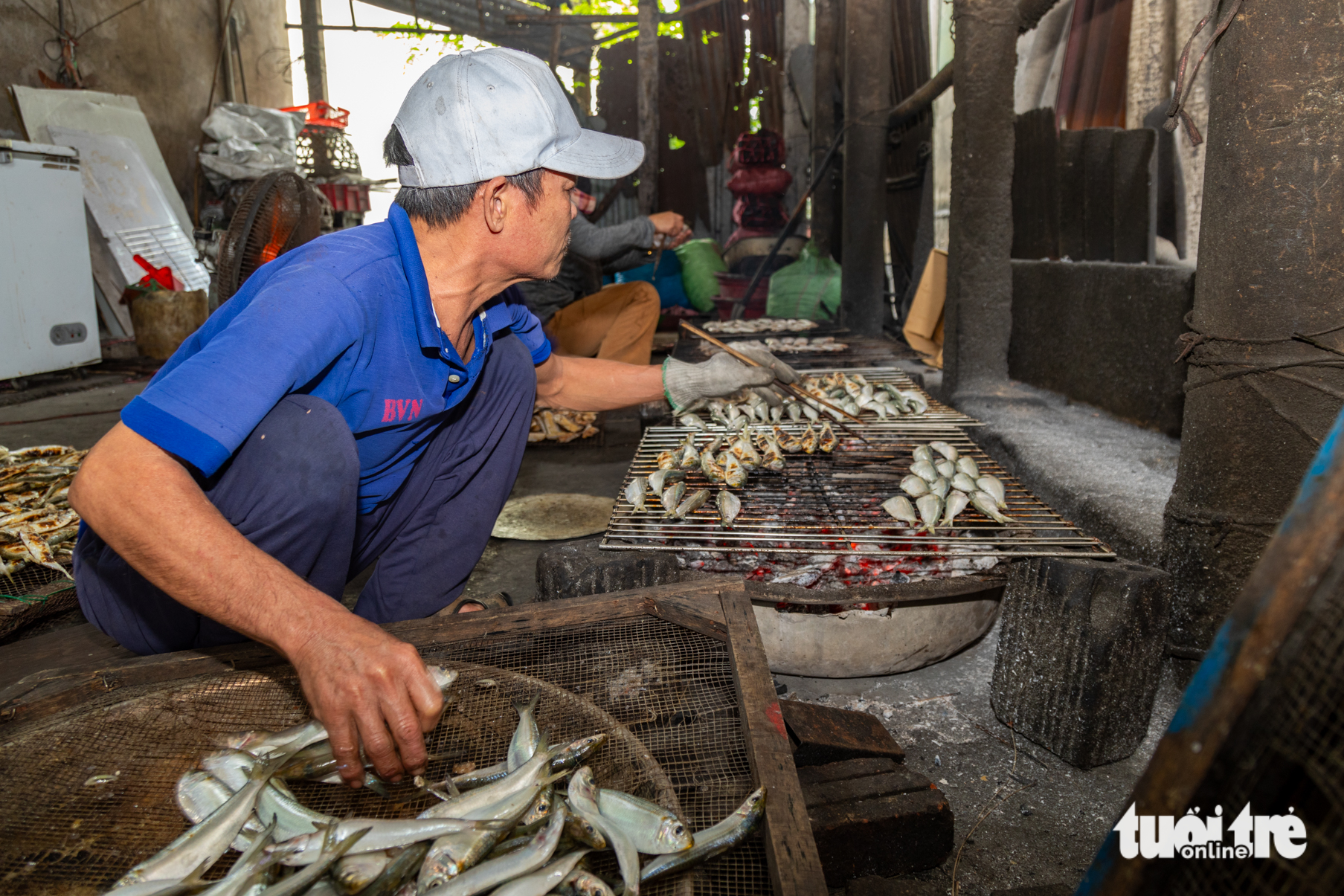 Nghề nướng cá biển vào vụ Tết, người làm ngồi bên bếp than hồng từ trưa đến tối 2 nghề biển - Ảnh 2.