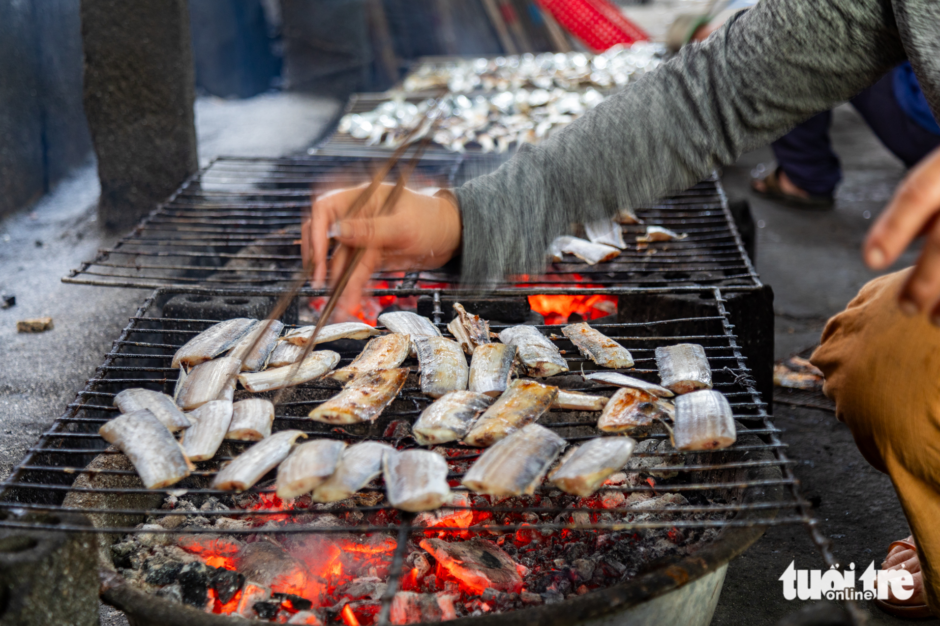 Nghề nướng cá biển vào vụ Tết, người làm ngồi bên bếp than hồng từ trưa đến tối 3 nghề biển - Ảnh 3.
