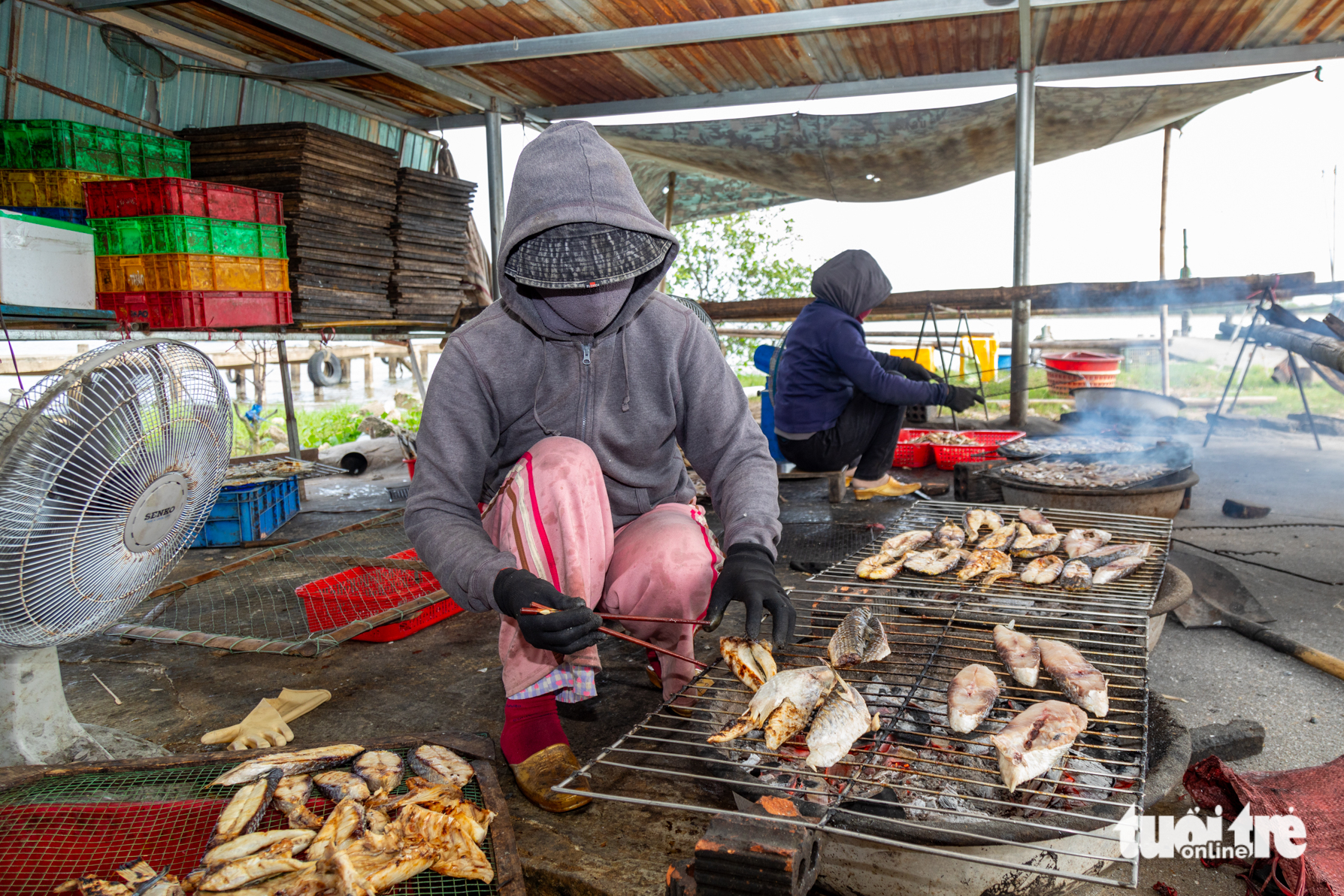 Nghề nướng cá biển vào vụ Tết, người làm ngồi bên bếp than hồng từ trưa đến tối 5 nghề biển - Ảnh 5.