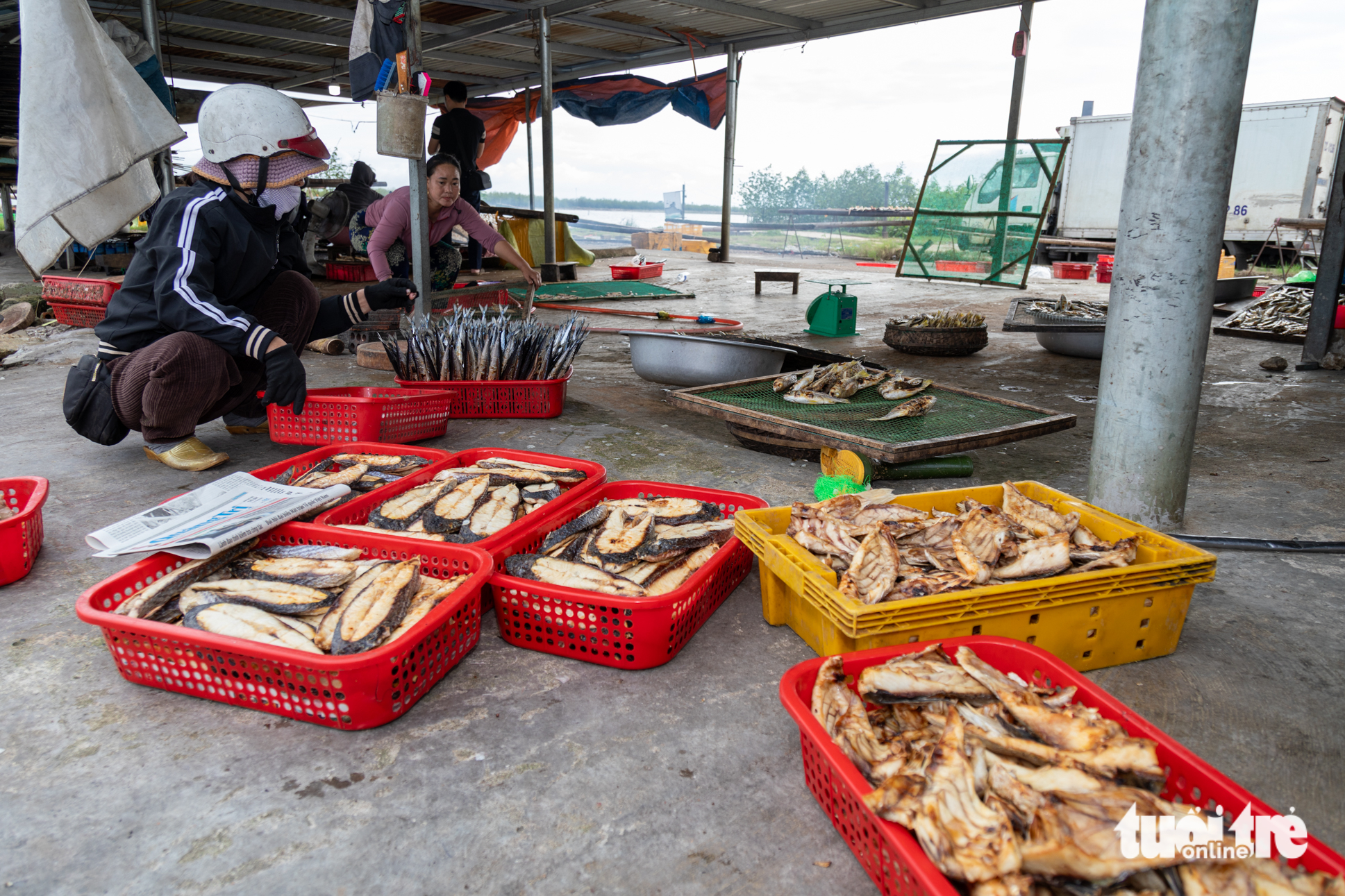 Nghề nướng cá biển vào vụ Tết, người làm ngồi bên bếp than hồng từ trưa đến tối 6 nghề biển - Ảnh 6.