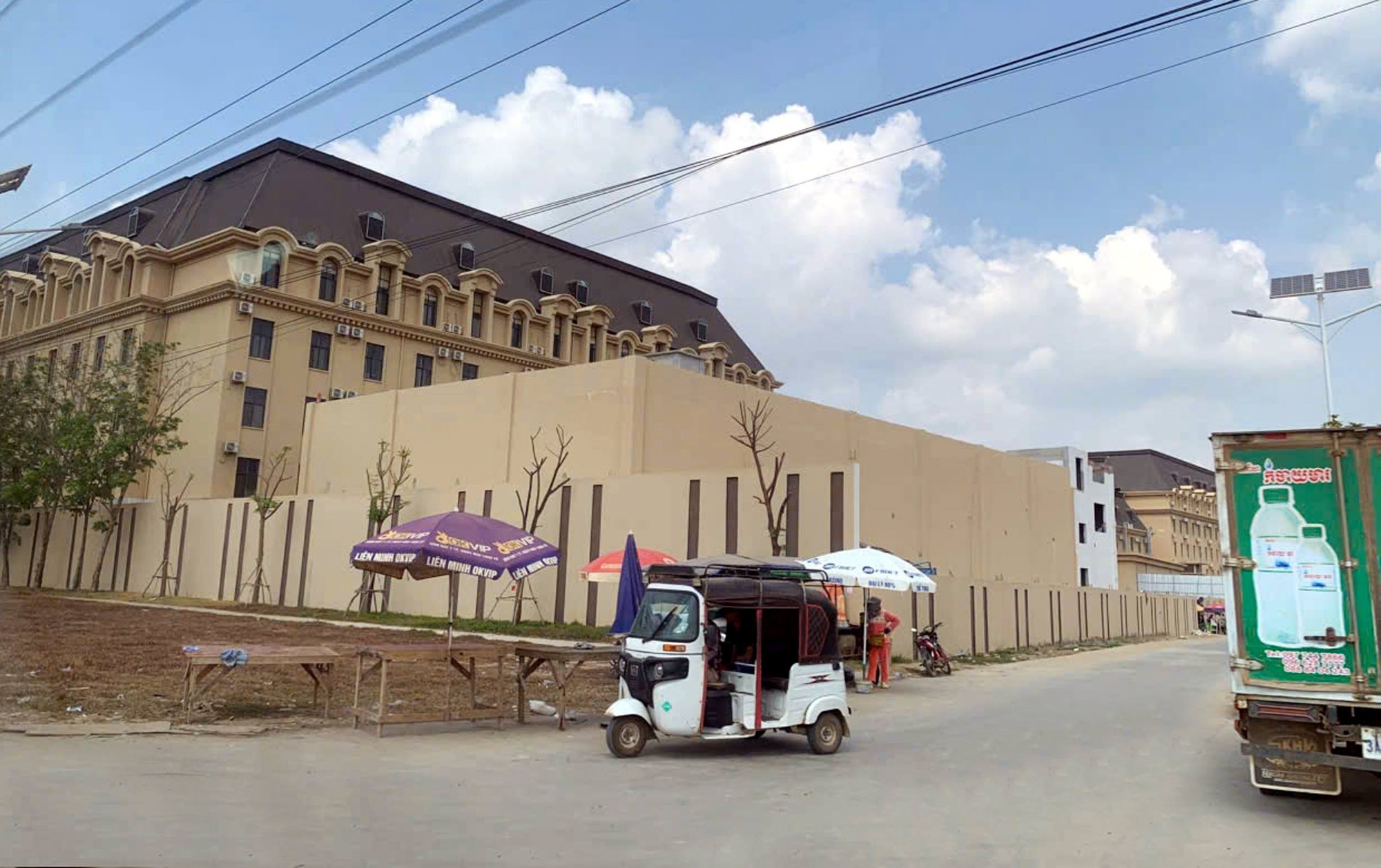 100 cảnh sát khám xét, bắt giữ băng nhóm chiếm đoạt hơn 300 tỉ đồng của hàng ngàn người- Ảnh 1.