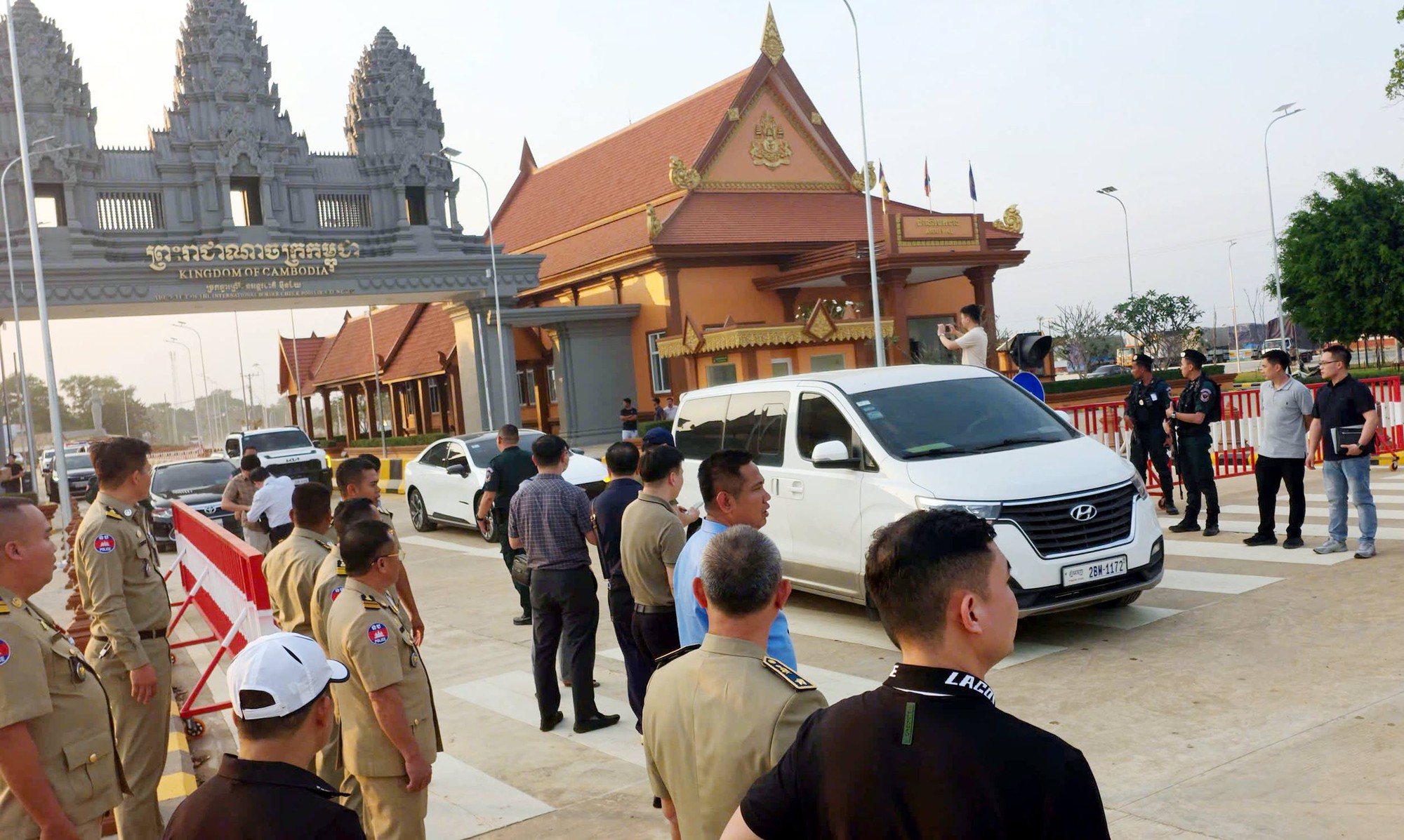 100 cảnh sát khám xét, bắt giữ băng nhóm chiếm đoạt hơn 300 tỉ đồng của hàng ngàn người- Ảnh 3.