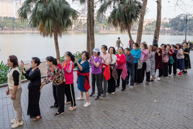 Thể dục, người già, nắng, dân số Ảnh: Hoàng Giang