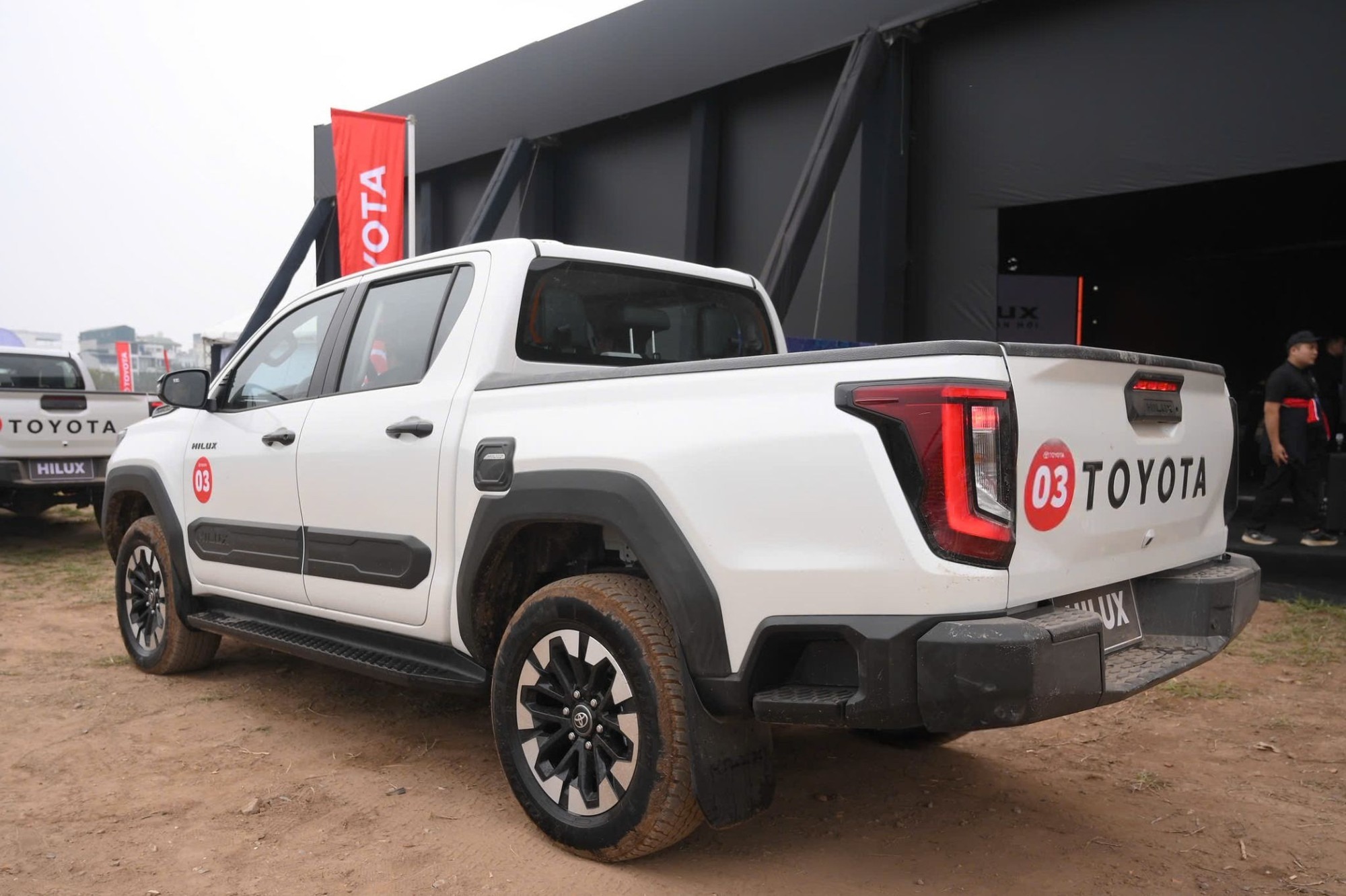 Toyota Hilux - Ảnh 3.