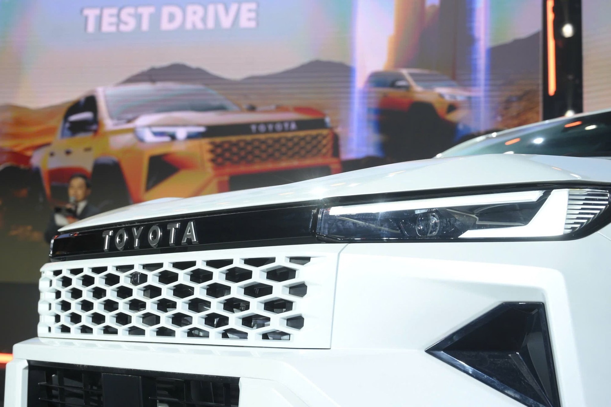 Toyota Hilux - Ảnh 4.