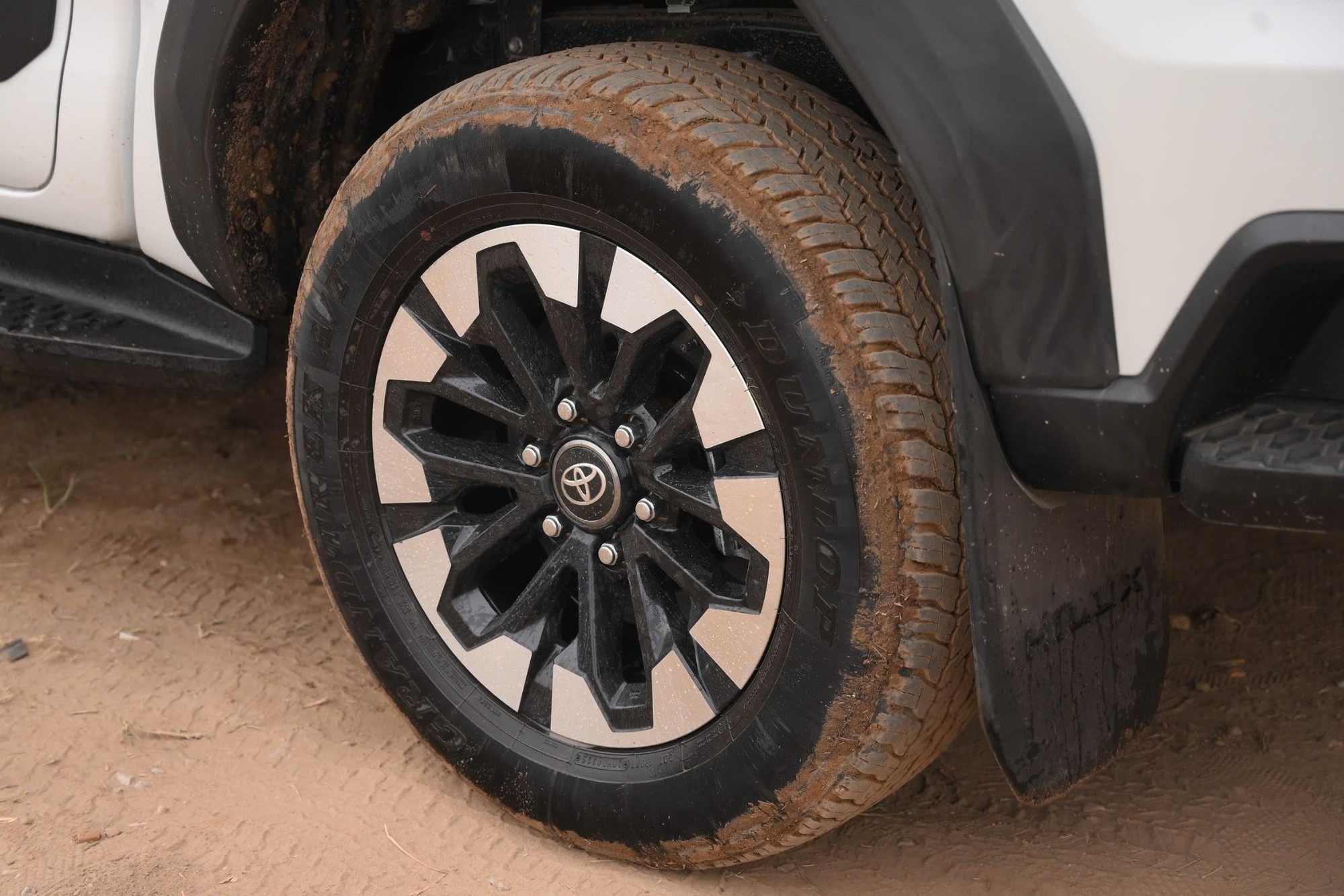 Toyota Hilux - Ảnh 5.