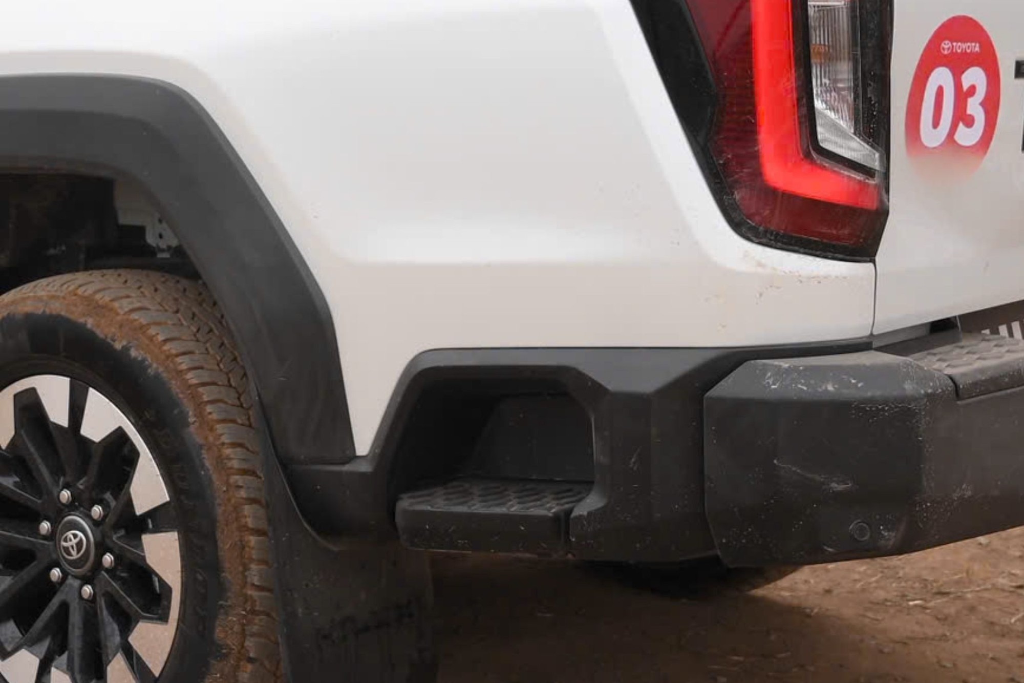 Toyota Hilux - Ảnh 6.