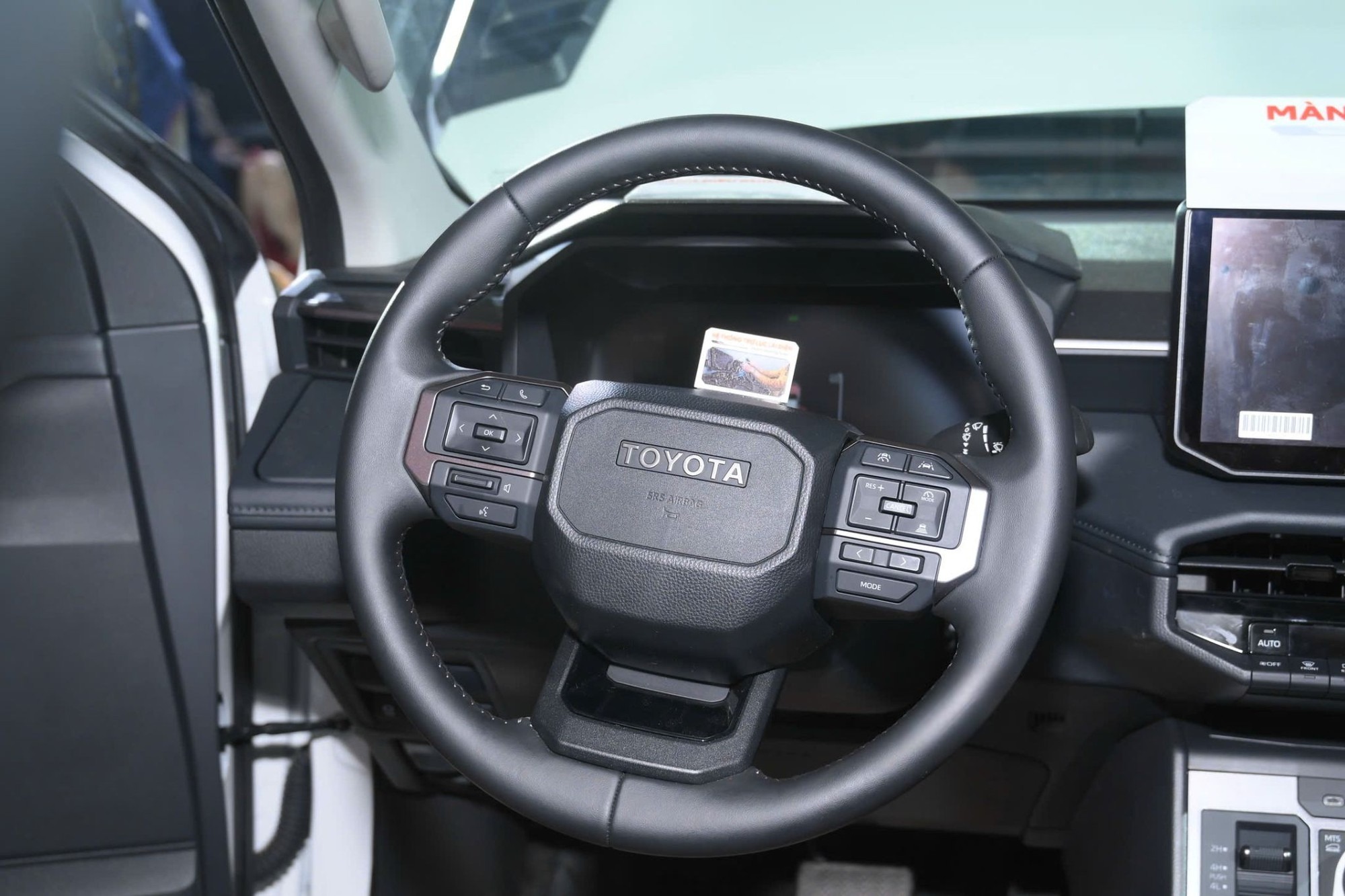 Toyota Hilux - Ảnh 8.