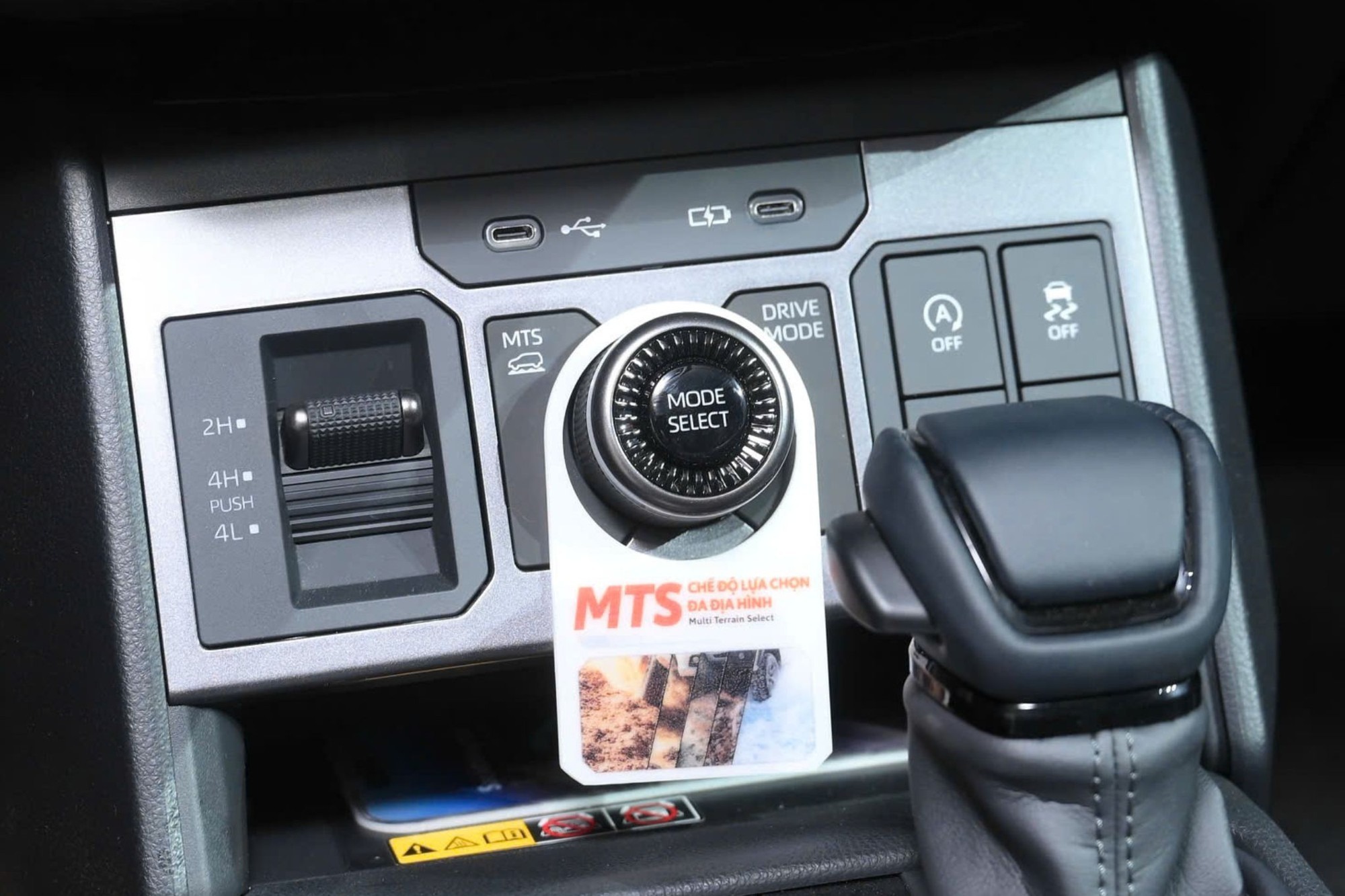 Toyota Hilux - Ảnh 13.