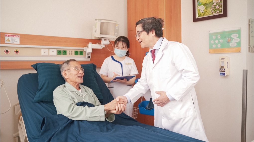 Ba lần phẫu thuật cứu cụ ông 70 tuổi mắc hai bệnh ung thư - 2