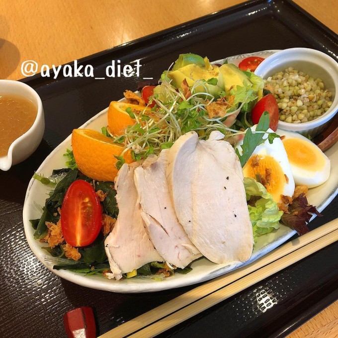 Thực đơn trong 3 ngày của Ayaka hạn chế tối đa tinh bột, chủ yếu là rau củ quả và protein đến từ các loại thịt nạc, trứng.