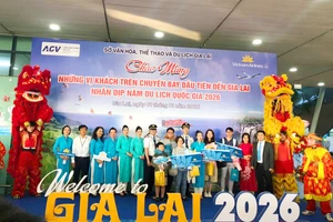 Gia Lai đón những vị khách đầu tiên đến xông đất