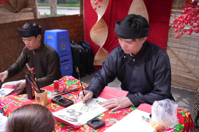 Nhiều người xin chữ Phúc, chữ An với mong muốn năm mới được bình an, hạnh phúc. Ảnh: Thái Hà