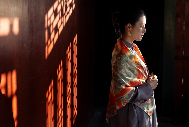 Cảm nhận vẻ đẹp áo dài khăn lụa trong mùa xuân 2026 - Ảnh 2.