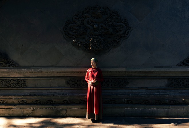 Cảm nhận vẻ đẹp áo dài khăn lụa trong mùa xuân 2026 - Ảnh 3.