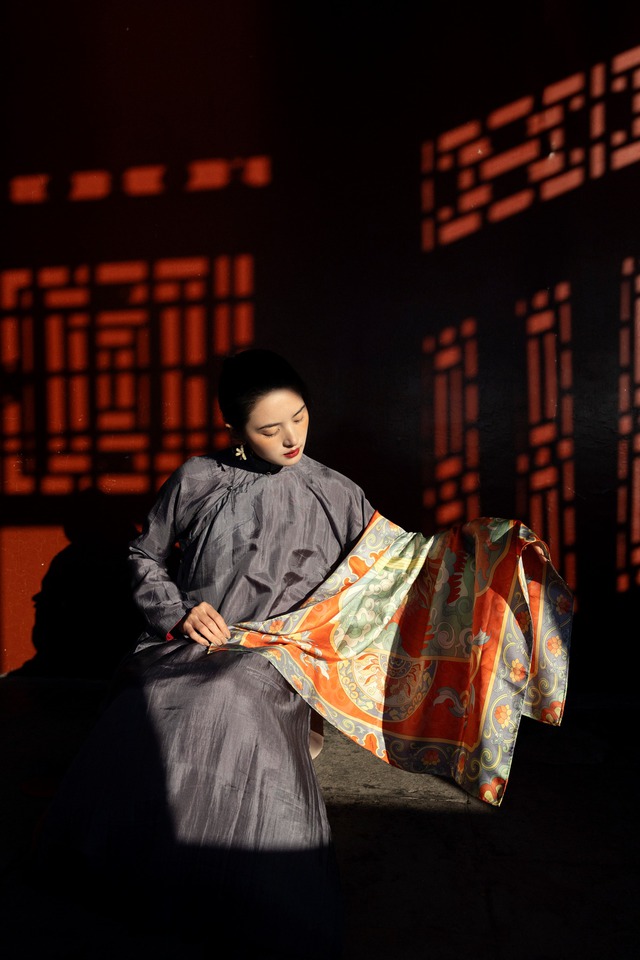 Cảm nhận vẻ đẹp áo dài khăn lụa trong mùa xuân 2026 - Ảnh 5.