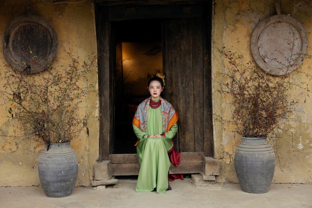 Cảm nhận vẻ đẹp áo dài khăn lụa trong mùa xuân 2026 - Ảnh 8.