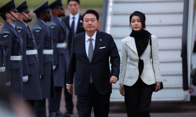 Cựu tổng thống Hàn Quốc Yoon Suk-yeol và vợ Kim Keon-hee tại Anh hồi tháng 11/2023. Ảnh: Reuters