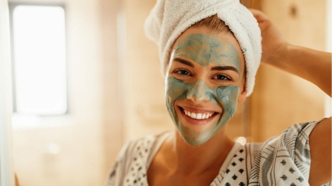 Sử dụng mặt nạ dưỡng ẩm ở tuần thứ hai để da mềm mịn, căng bóng.