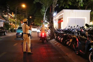 Cảnh sát giao thông chỉ cách đậu xe trên vỉa hè để không bị phạt