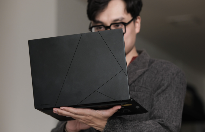 Logo Monogram tối giản trên nắp máy. Ảnh: Tuấn Vũ