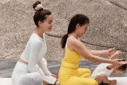 3 thế hệ nhà Hồ Ngọc Hà chung sở thích tập yoga