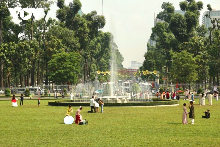 Những tà áo dài truyền thống tô điểm khuôn viên xanh của dinh Độc Lập.