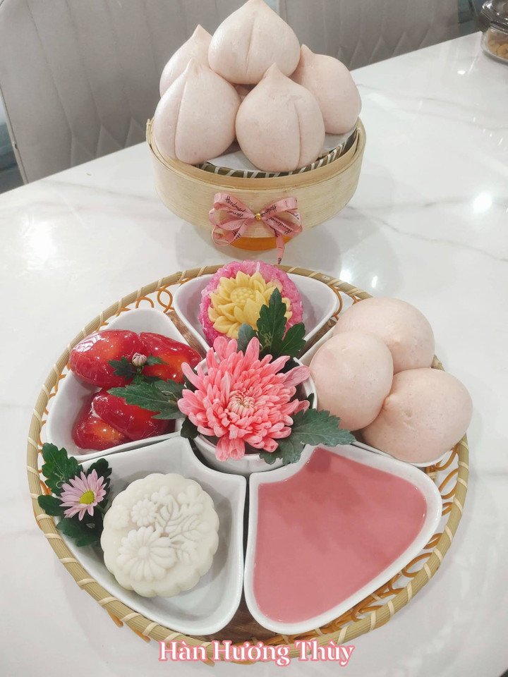 Mâm lễ rằm tháng 9 với sữa hạt, xôi, bánh xu xê, bánh bao mình lấy màu từ củ dền.