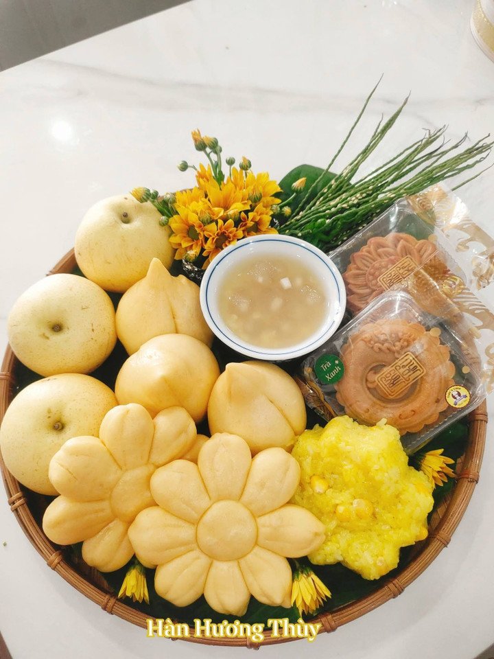 Mâm lễ mùng 1 tháng 8 với tông màu vàng.