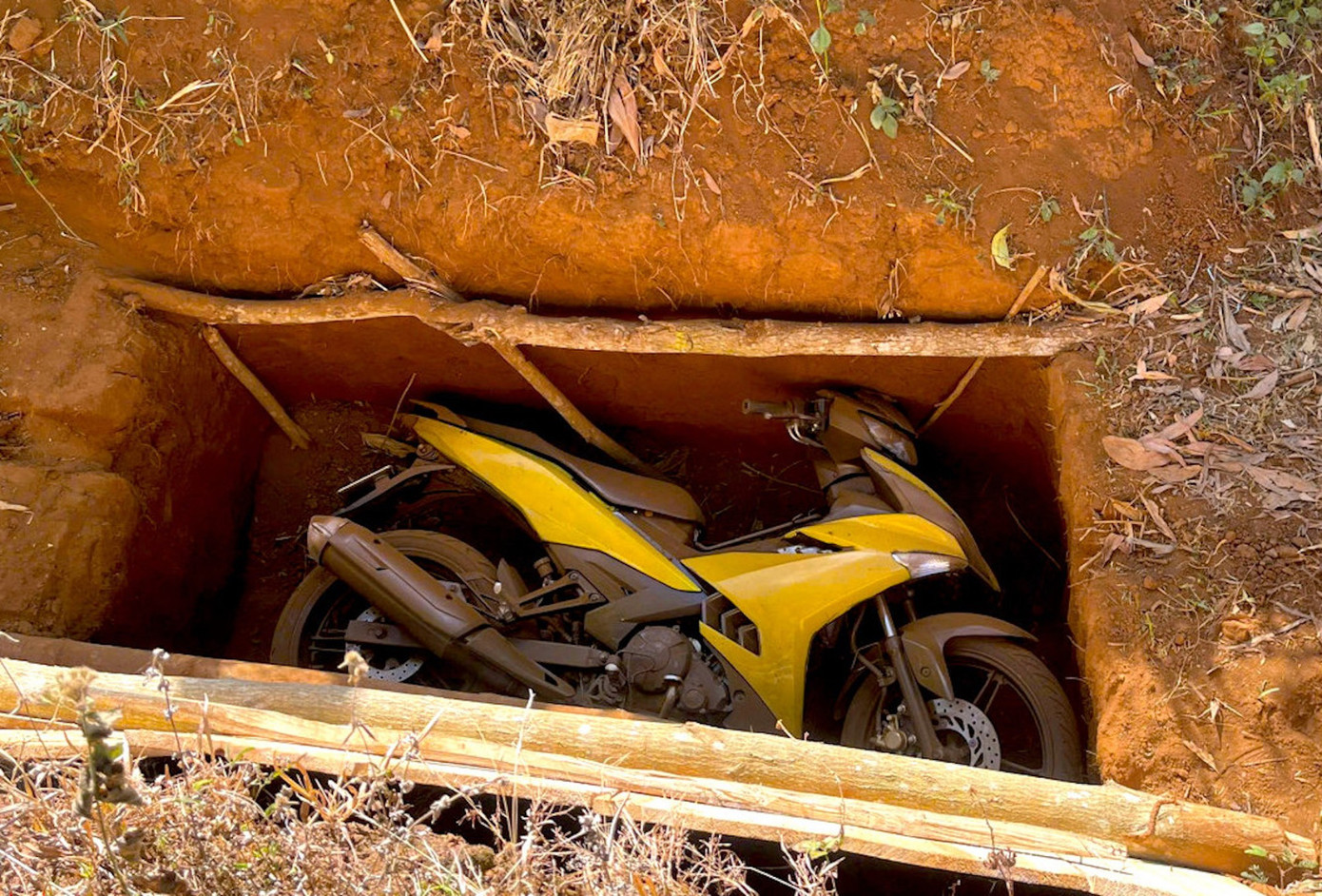 Công an đi từng nhà kêu gọi người dân tố giác hai tên cướp ngân hàng ở Gia Lai- Ảnh 5.